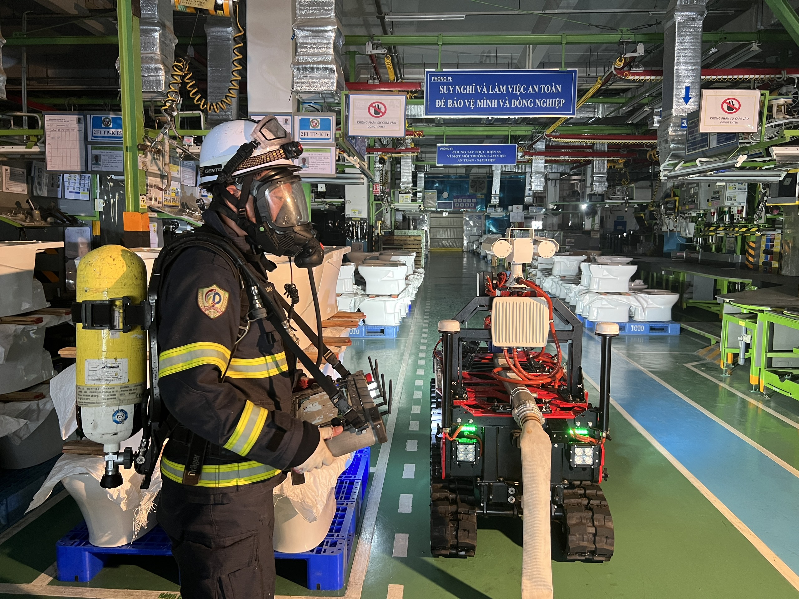 Robot tham gia diễn tập phòng cháy, chữa cháy tại Hà Nội