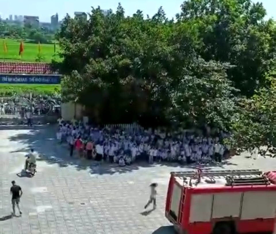 Sơ tán hàng trăm học sinh Trường Tiểu học Đồng Mai 1 trong đám cháy