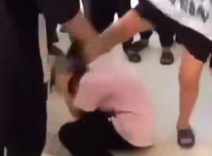 Hà Nội: Một nữ học sinh lớp 6 bị bạn hành hung ngay tại trường