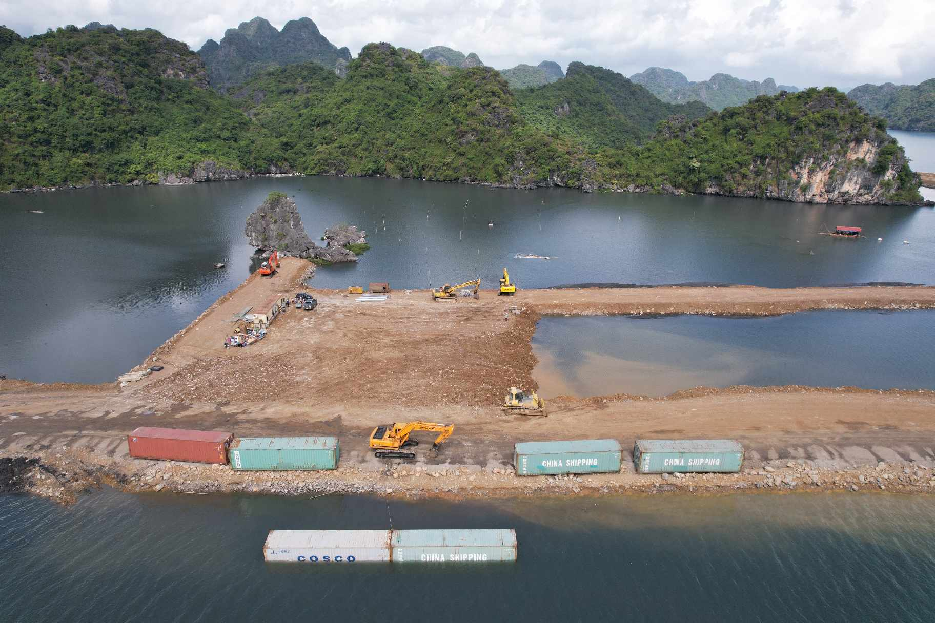 Tỉnh Quảng Ninh chỉ đạo kiểm tra dự án quây núi đá vịnh Hạ Long làm 'hòn non bộ'