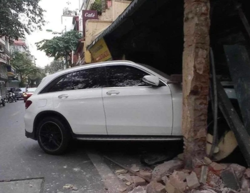 Chuyển cơ quan điều tra vụ nữ tài xế lái Mercedes tông sập một phần nhà cổ ở Hà Nội