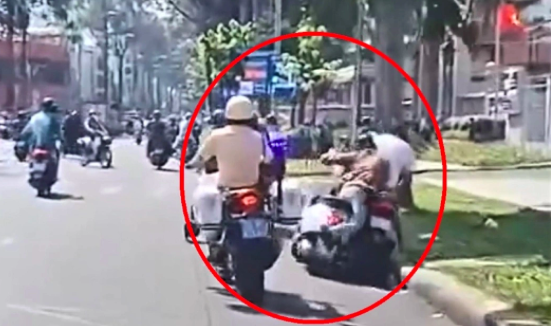 Lái mô tô đặc chủng đạp đổ xe máy nam thanh niên giữa đường, một chiến sỹ CSGT bị đình chỉ công tác