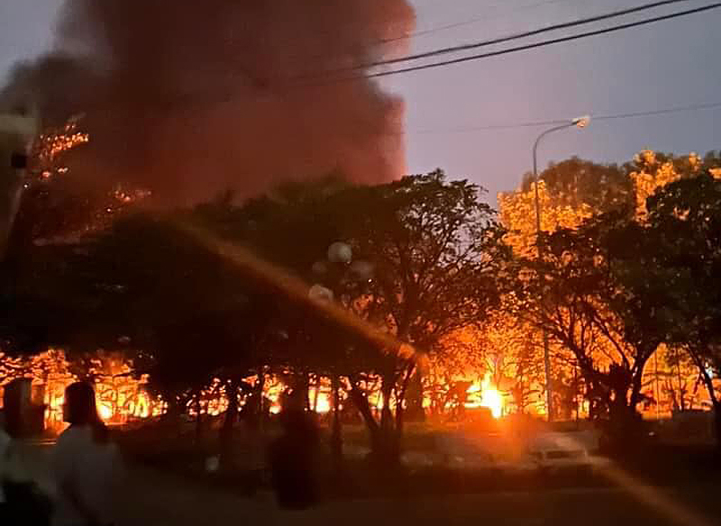 Kịp thời dập tắt đám cháy tại khuôn viên Đại học Hồng Đức