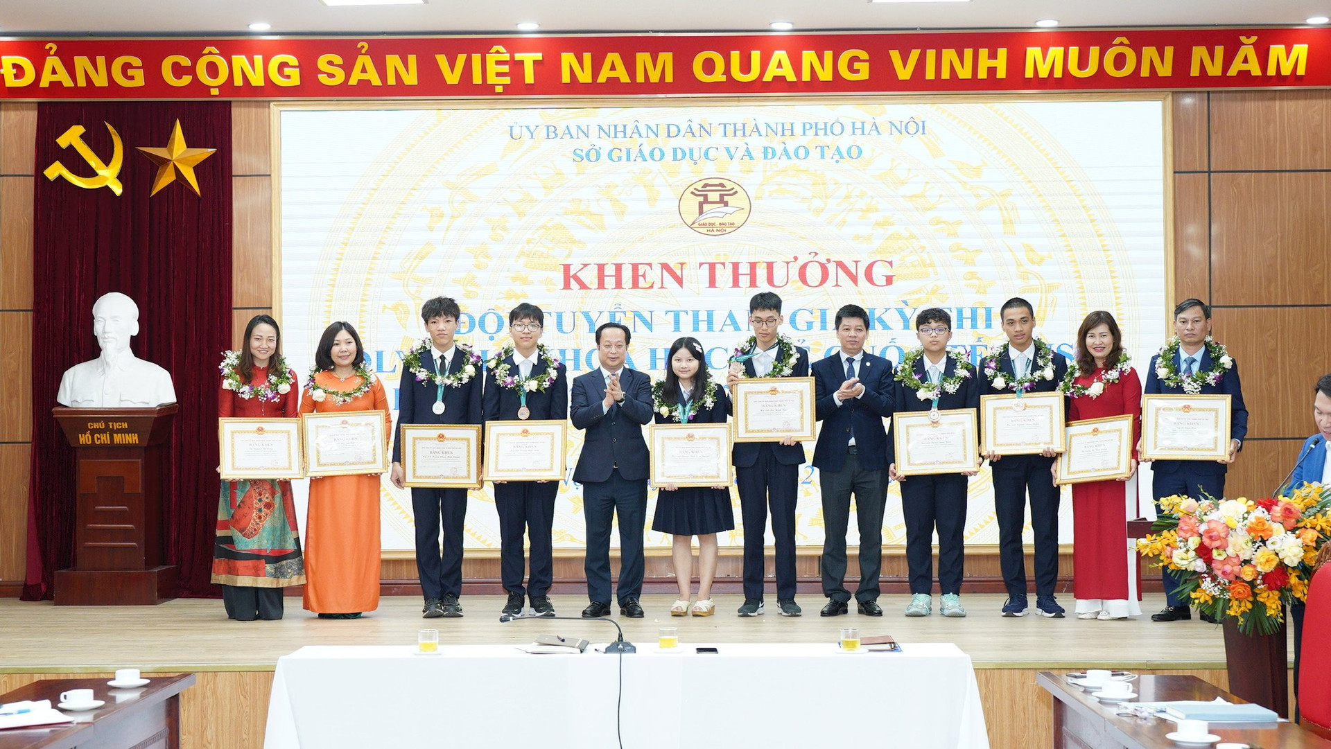 Hà Nội: Khen thưởng học sinh đoạt giải Olympic khoa học trẻ quốc tế