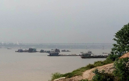 Chủ tịch Hà Nội yêu cầu kiểm tra, xử lý cát tặc trên sông Hồng