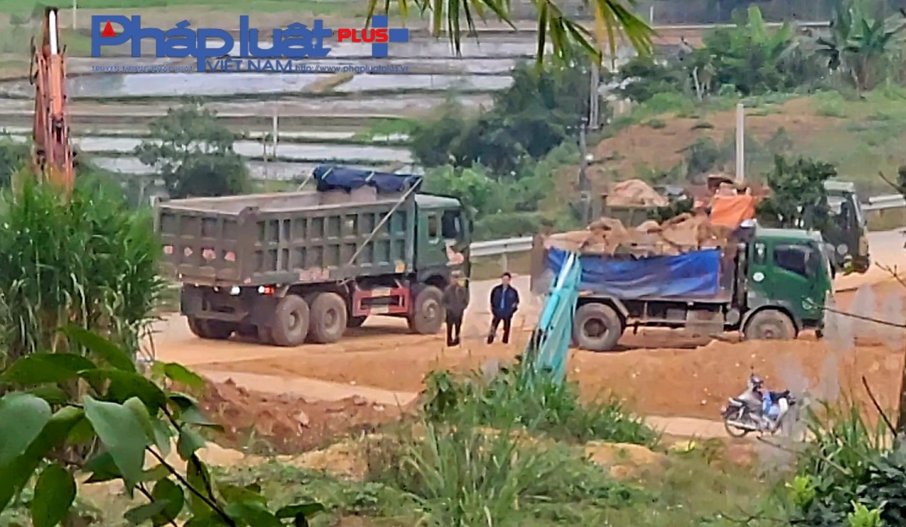 Phú Thọ: Doanh nghiệp đào bới đất đá trái phép, vận chuyển đến xưởng sơ chế trong rừng