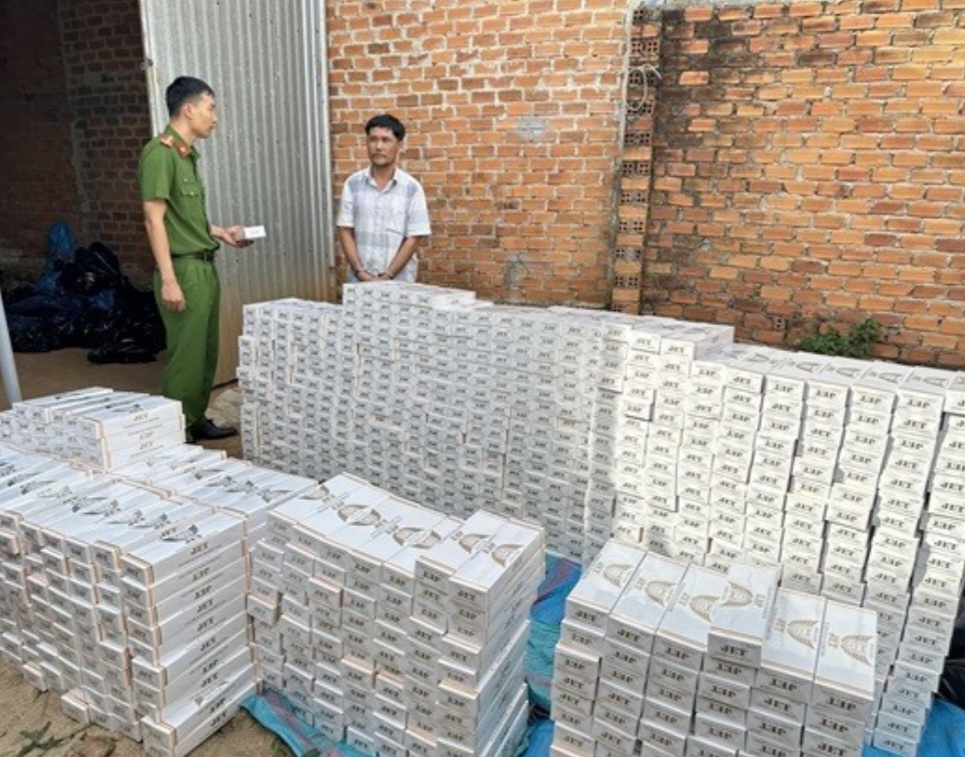 Đắk Lắk: Bắt đối tượng vận chuyển, tàng trữ 19.600 bao thuốc lá lậu
