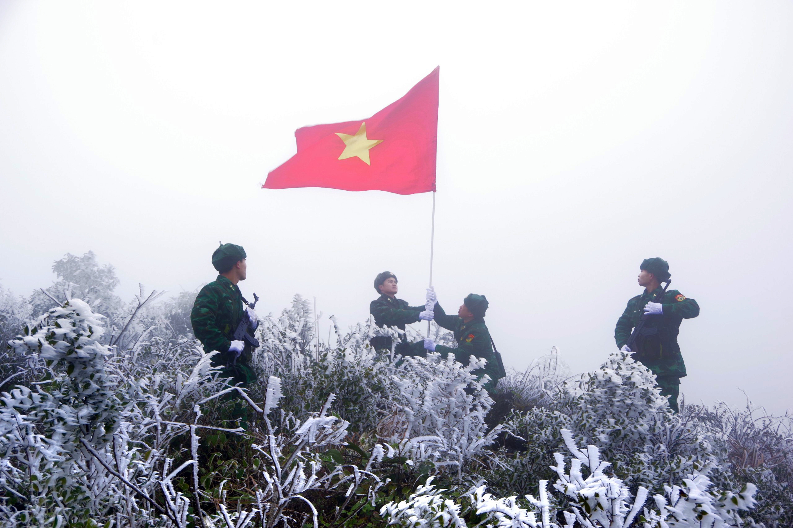 Chùm ảnh: Cung đường tuần tra trong thời tiết giá lạnh của các chiến sĩ Đồn biên phòng Xín Cái
