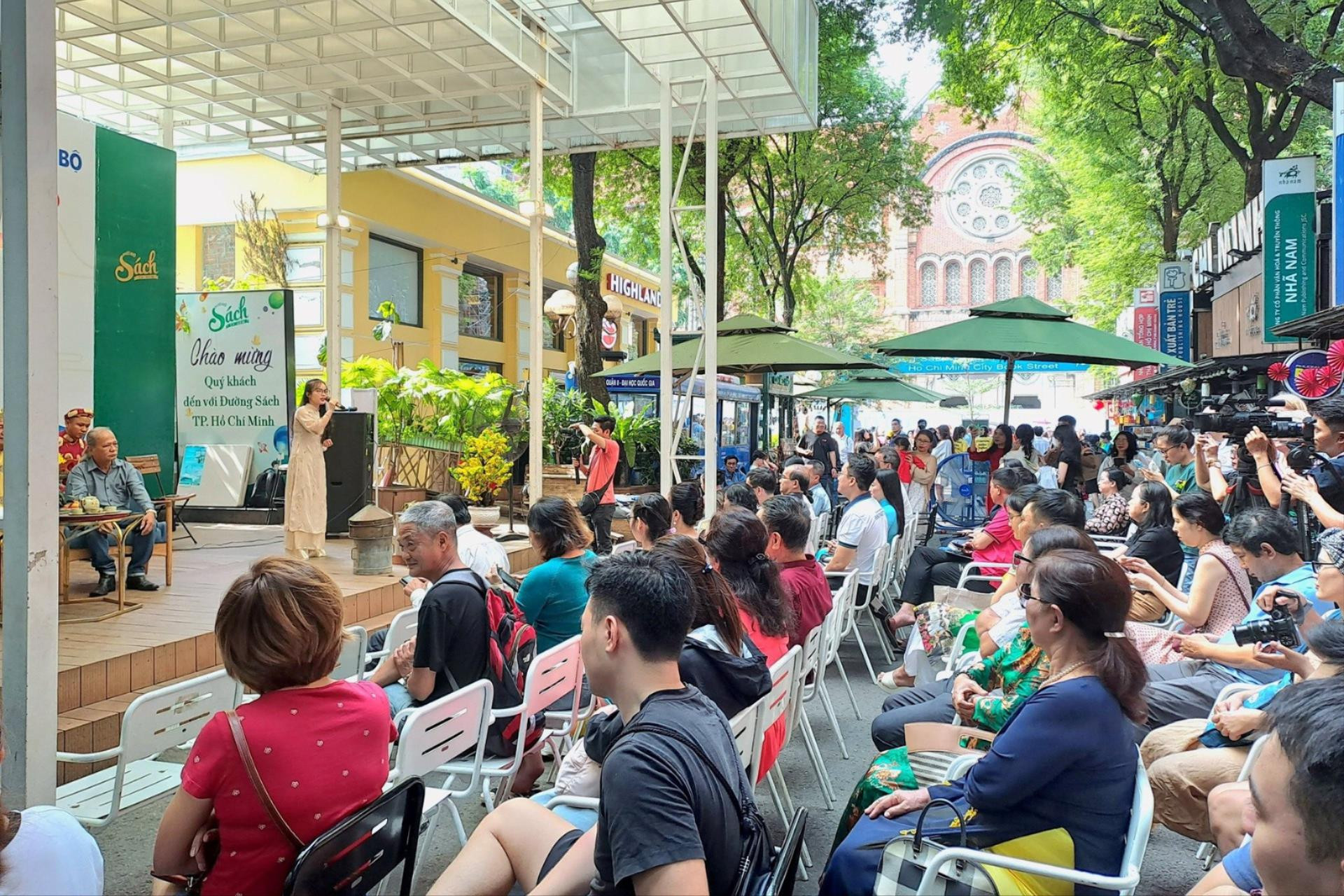 Khoảng 3,3 triệu lượt khách đến với Đường sách TP Hồ Chí Minh năm 2023