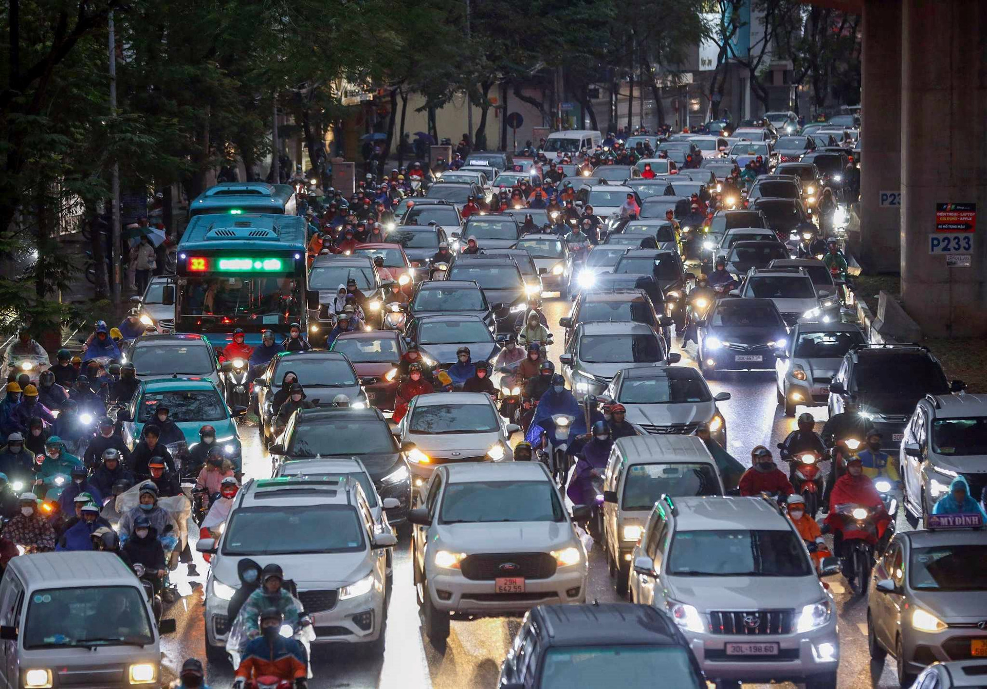 Hà Nội: Chủ động phân luồng chống ùn tắc giao thông trong mưa rét