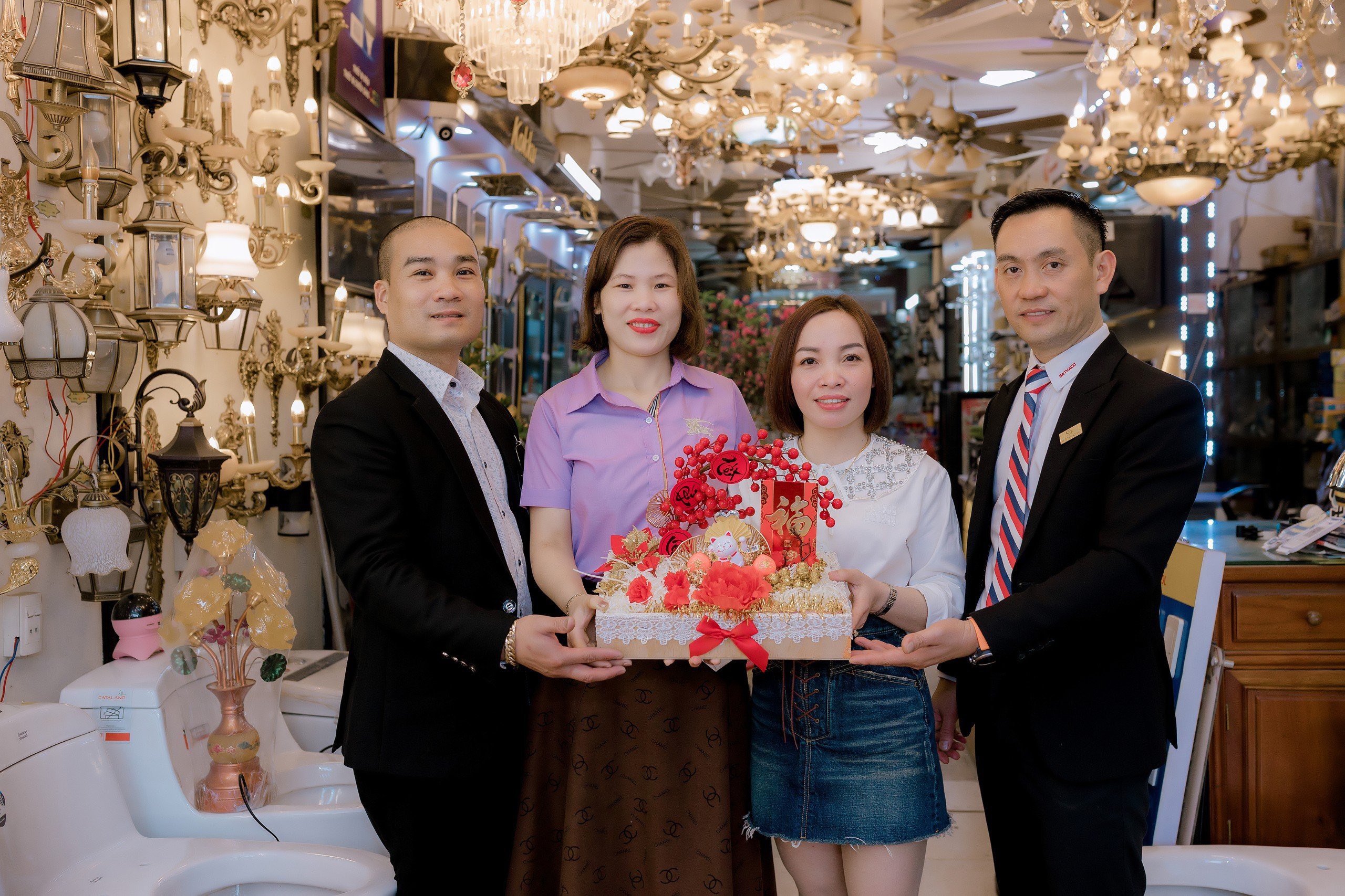 Doanh nhân Đỗ Văn Sáu và vợ tặng vàng 9999 cho khách hàng nhân ngày vía Thần Tài