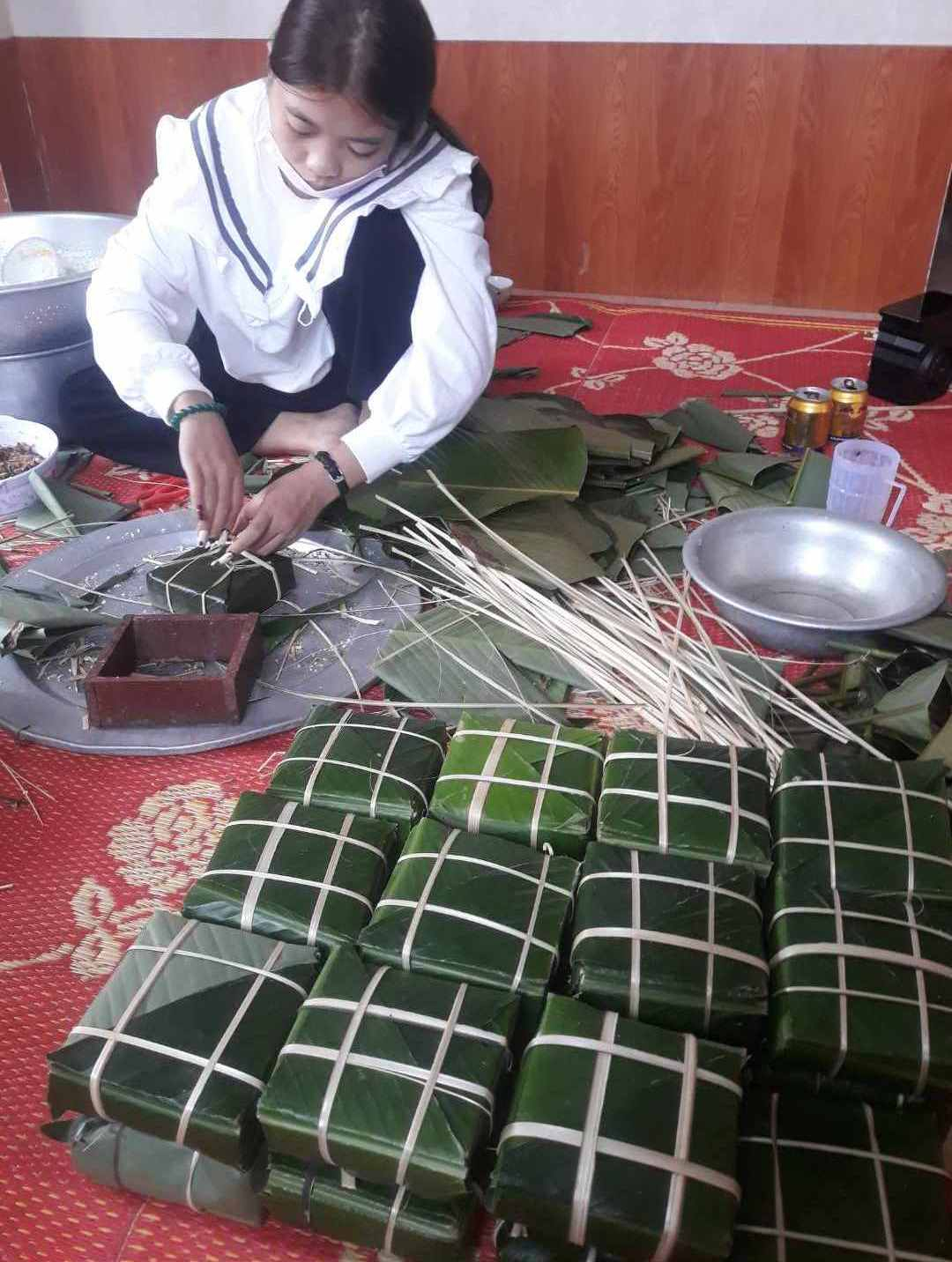 Gói bánh chưng dịp Tết - Lưu giữ hồn Tết Việt