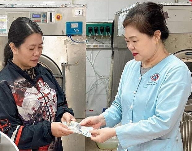 Quảng Ninh: Nhặt được tiền trong túi áo bệnh nhân, điều dưỡng tìm trả lại người đánh mất