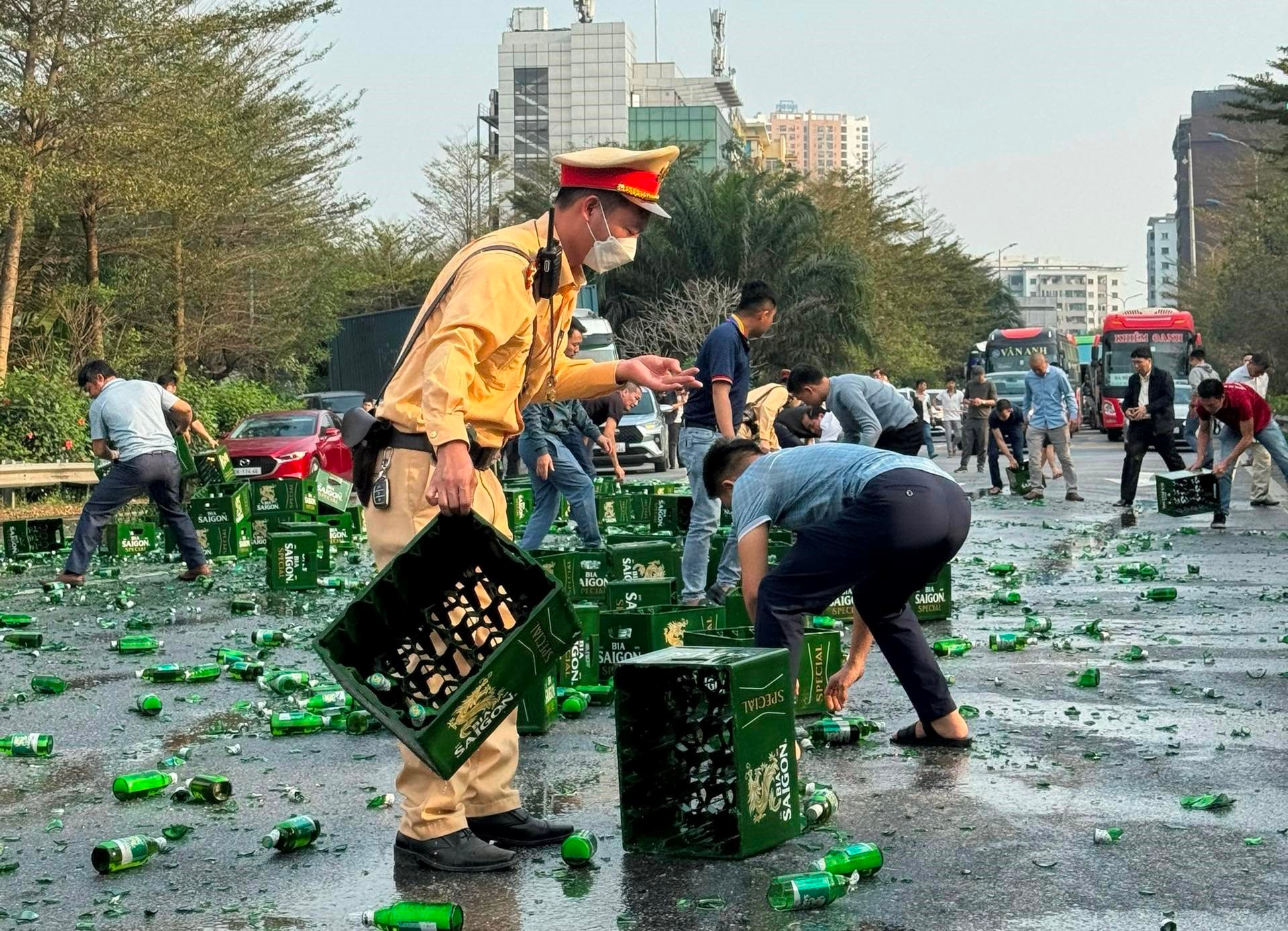 Hà Nội: Dọn dẹp hàng nghìn chai bia văng ra đường gây ùn tắc giao thông