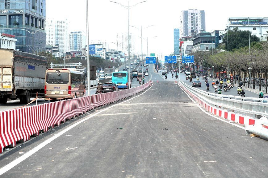Cấm xe đạp, xe thô sơ lên 2 cầu vượt Mai Dịch mới xây dựng