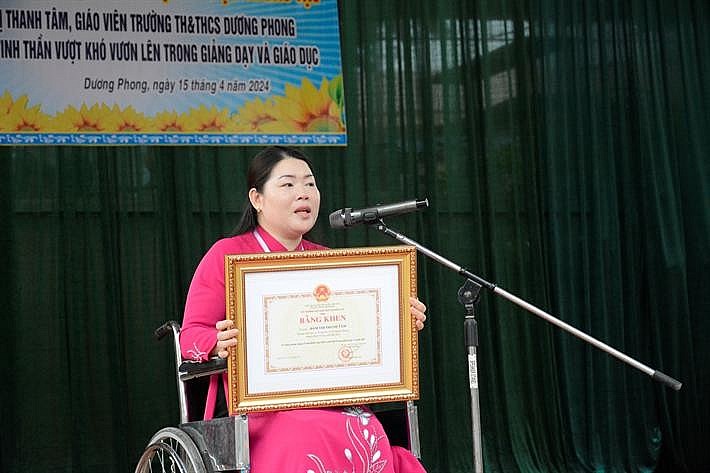 Tặng Bằng khen của Bộ trưởng Bộ GD&ĐT cho giáo viên khuyết tật tiêu biểu