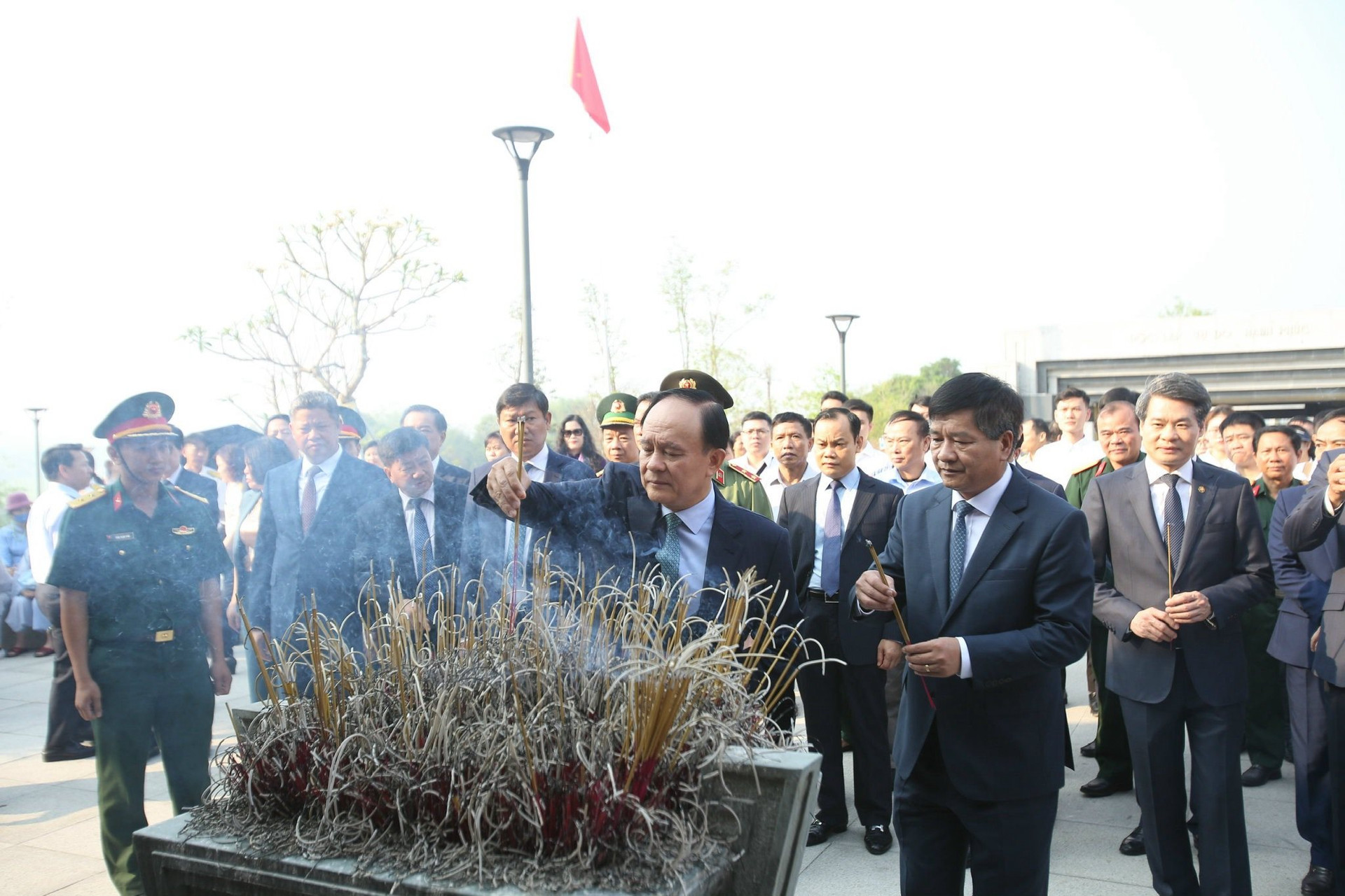 Đoàn đại biểu thành phố Hà Nội dâng hương tưởng niệm các anh hùng liệt sĩ tại tỉnh Điện Biên