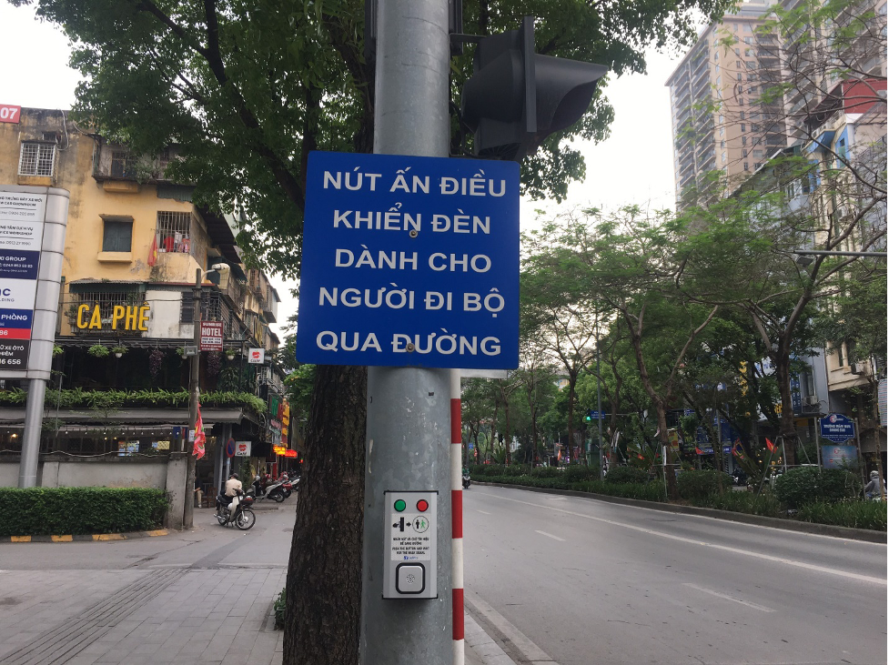 Hà Nội: Hệ thống đèn tín hiệu cho người đi bộ chưa phát huy hiệu quả