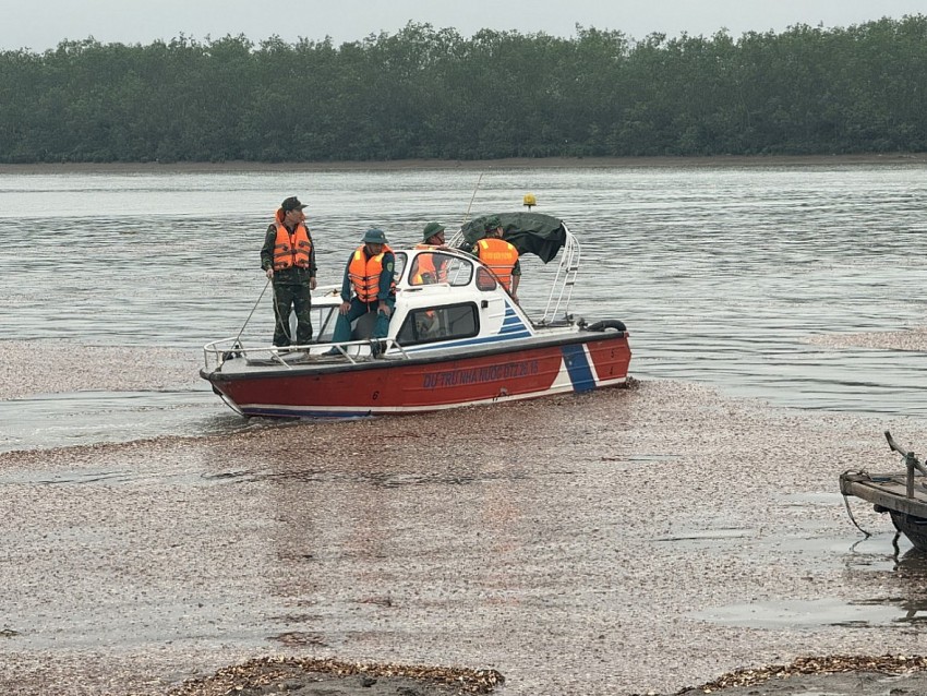 Quảng Ninh: Lật thuyền trên sông Chanh khiến 4 người mất tích