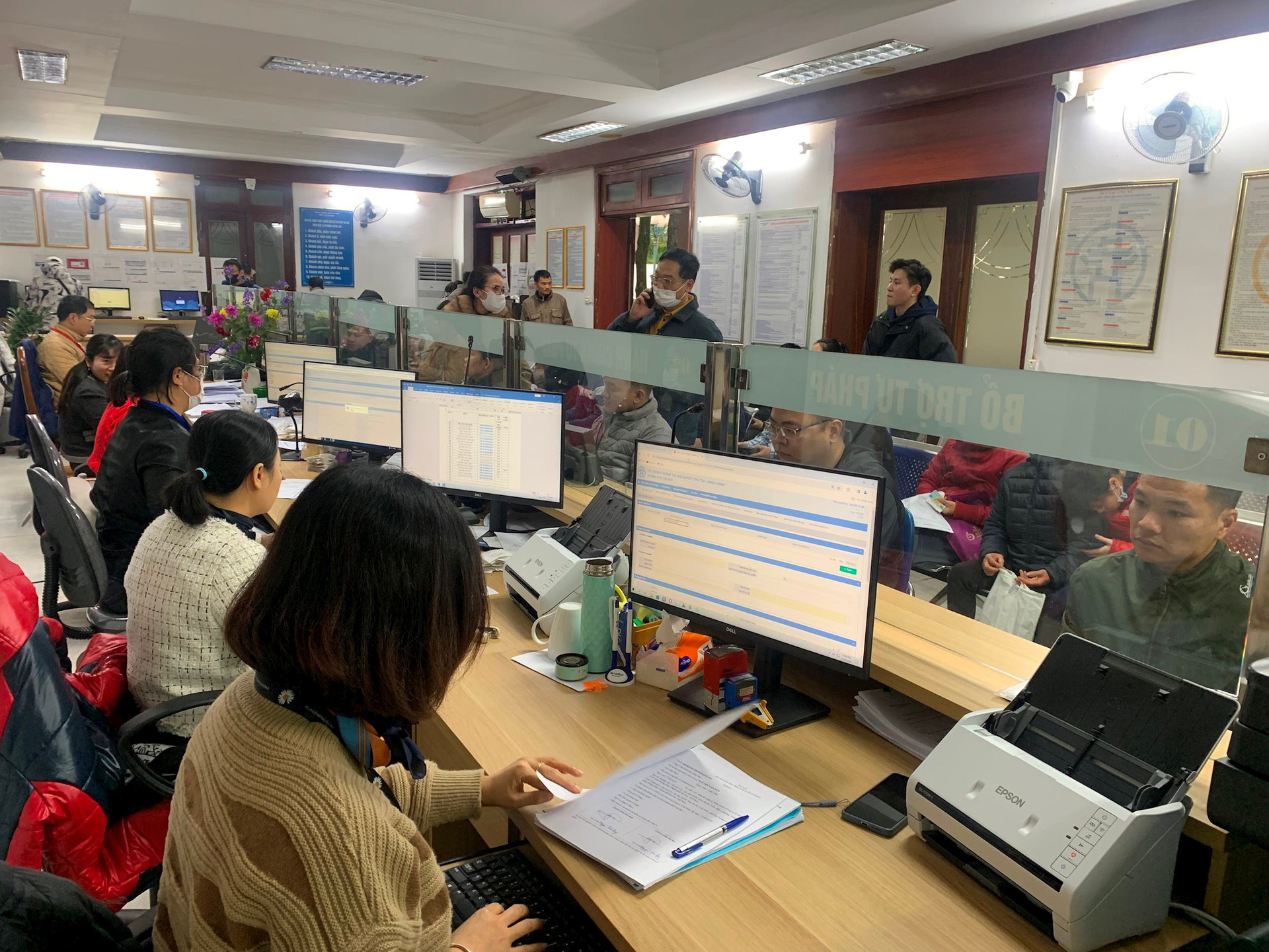 Hà Nội đẩy mạnh tuyên truyền, hướng dẫn người dân đăng ký cấp phiếu lý lịch tư pháp trên VNeID