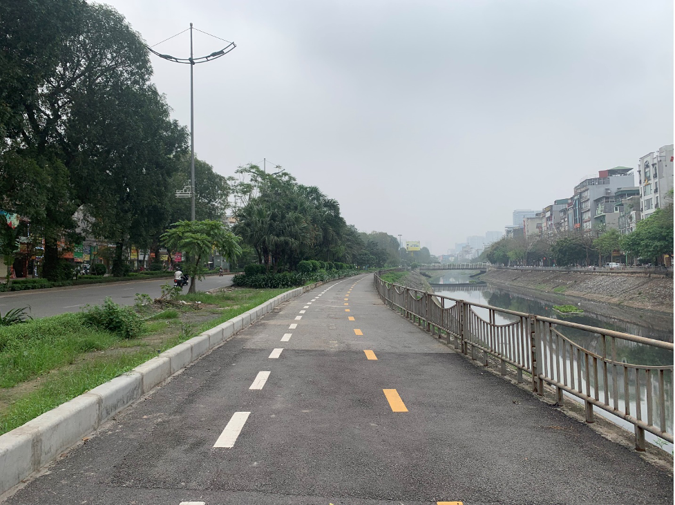 Khung cảnh vắng vẻ trên tuyến đường dành riêng cho xe đạp và người đi bộ tại Hà Nội