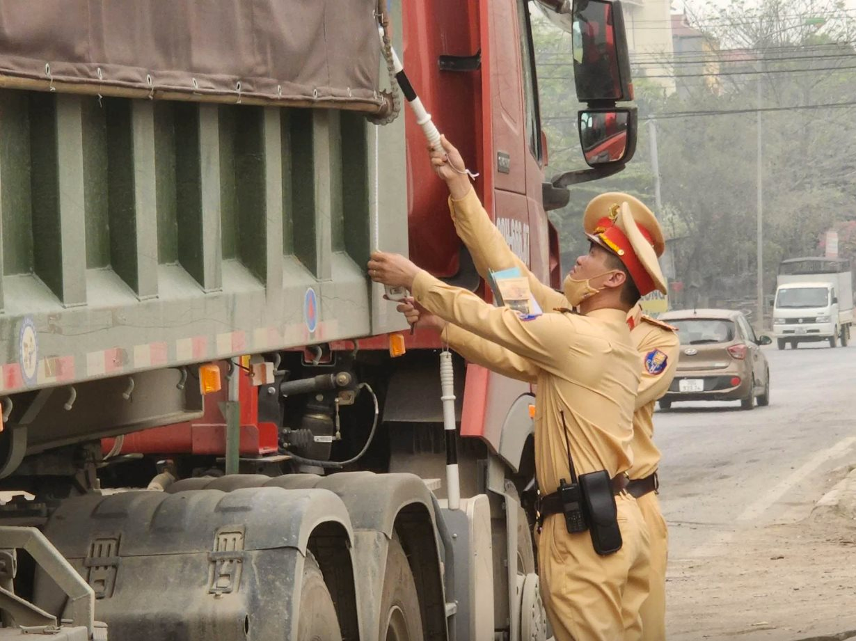 Kiên quyết xử lý xe chở quá tải ở khu vực ngoại thành Hà Nội