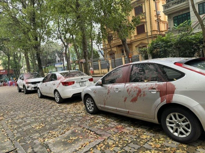 Khởi tố 4 người trong vụ tạt sơn ô tô ở Định Công, quận Hoàng Mai