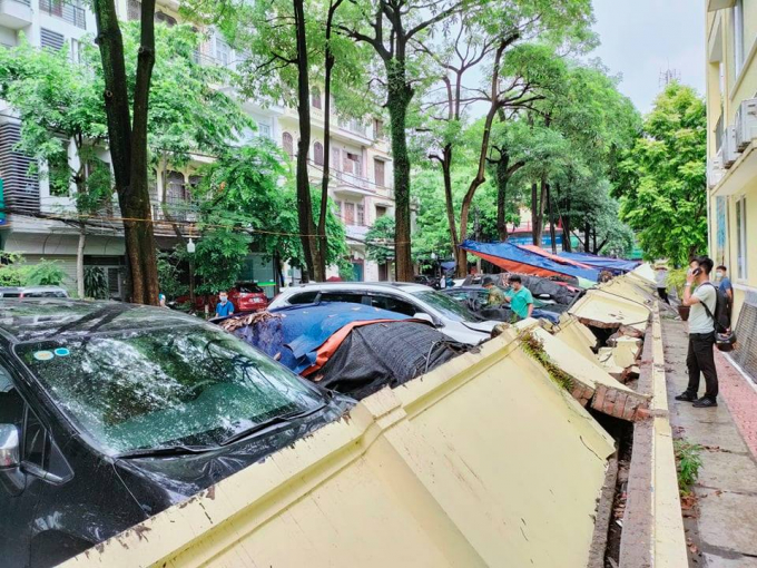 Hà Nội: Bức tường bất ngờ đổ sập, đè “nát đầu” hàng loạt ô tô trên vỉa hè