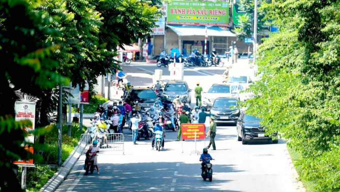 Hà Nội siết chặt kiểm tra, giám sát người đi lại