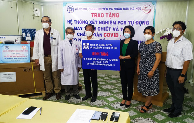 Hà Nội trao tặng thành phố Hồ Chí Minh hệ thống xét nghiệm Covid-19 tự động hiện đại