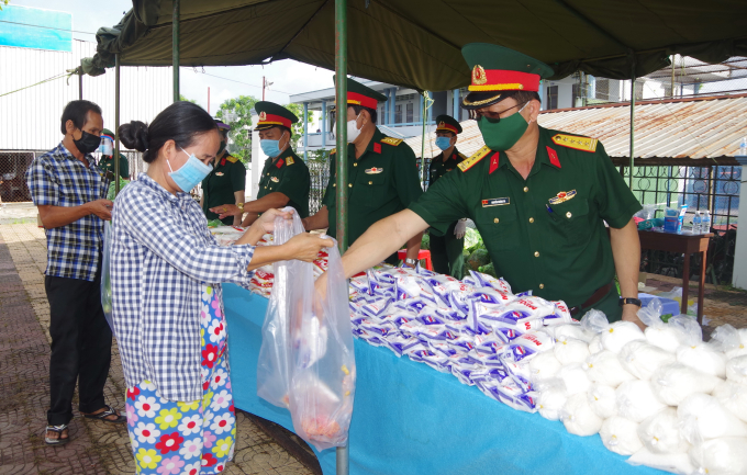 Sát cánh cùng nhân dân trên tuyến đầu chống dịch