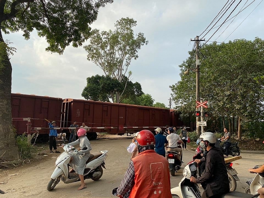 Bài toán an toàn hành lang đường sắt Thủ đô: Đã đến lúc phải “giải đến nơi đến chốn”