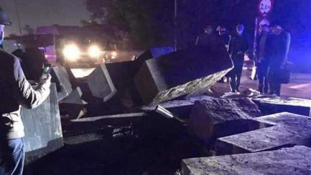 Bắc Giang: Xe đầu kéo làm rơi nhiều khối bê tông cỡ lớn đè 1 người tử vong