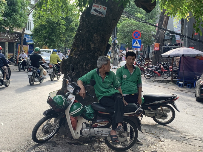 Người dân quay cuồng trong “cơn bão” xăng tăng giá