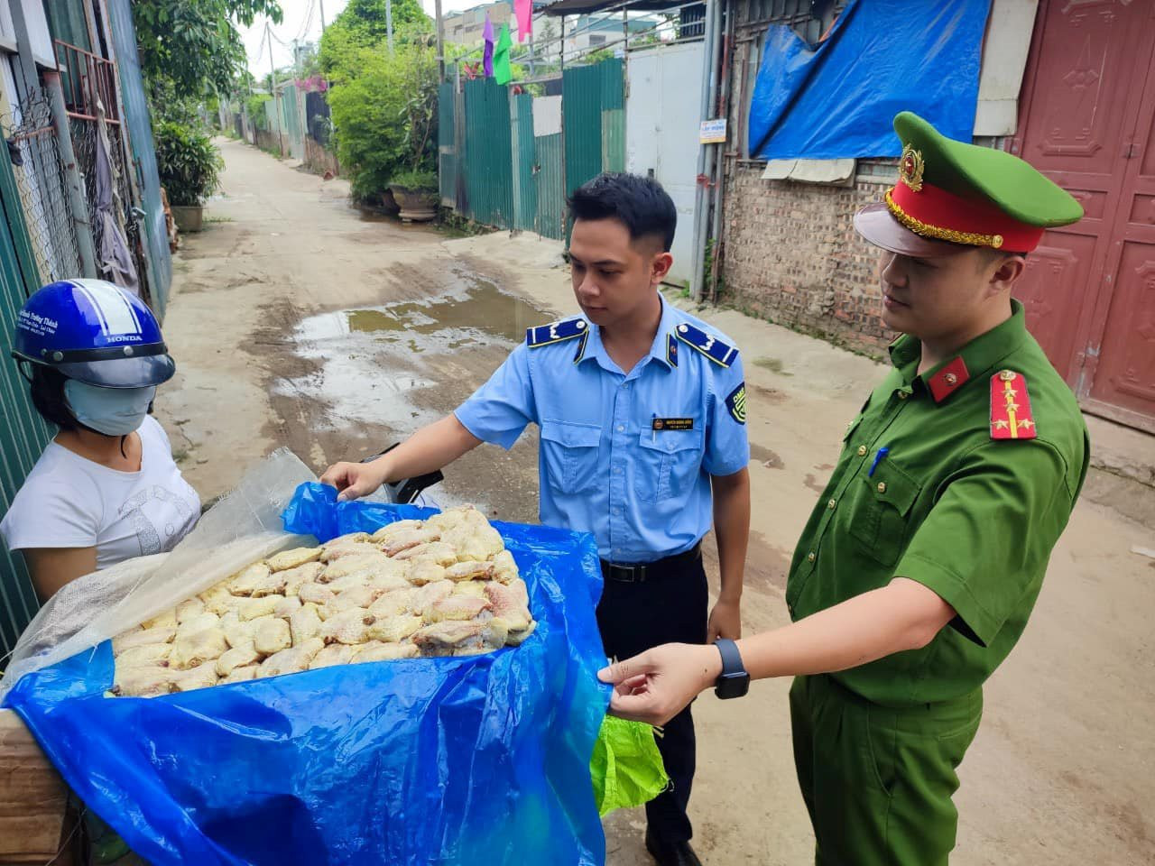 Phạt gần 67 triệu đồng 2 cơ sở kinh doanh cánh gà và mỹ phẩm lậu