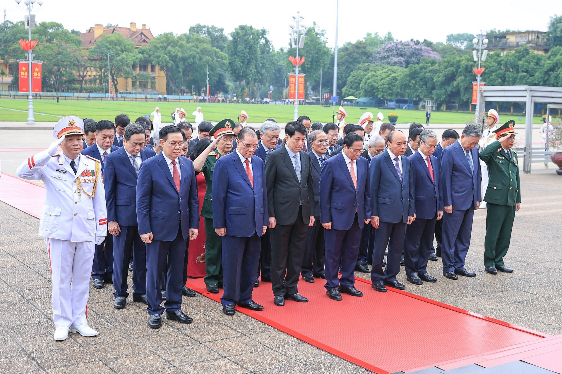 Lãnh đạo Đảng, Nhà nước và thành phố Hà Nội vào Lăng viếng Chủ tịch Hồ Chí Minh