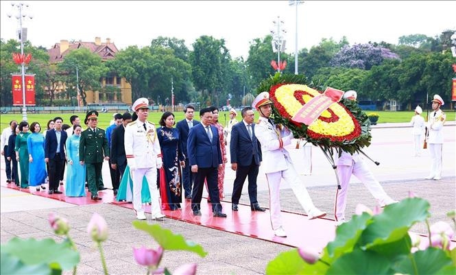 Gần 32.000 lượt người vào Lăng viếng Bác trong hai ngày 18, 19-5