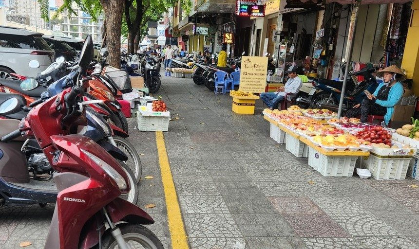 Quận 1, TP Hồ Chí Minh: Thu hơn 430 triệu đồng phí sử dụng vỉa hè sau 1 tuần