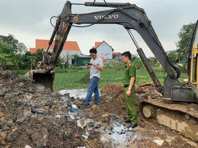 Hải Dương: Khởi tố nhóm đối tượng chôn lấp hàng trăm tấn chất thải gây ô nhiễm môi trường