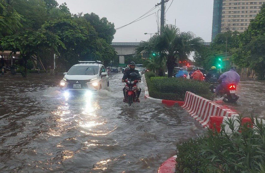 Kết thúc đợt nắng nóng, Hà Nội mưa rất to kèm nhiều loại hình thời tiết nguy hiểm