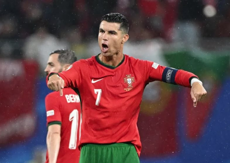 Ronaldo “tịt ngòi”, Bồ Đào Nha nhọc nhằn đánh bại Séc
