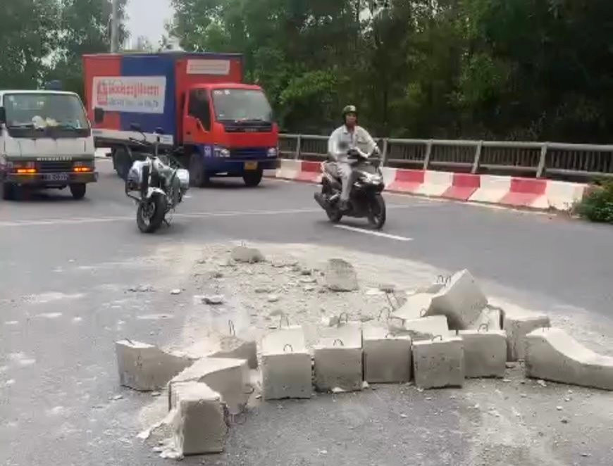 Hà Nội: Truy tìm xe tải làm rơi nhiều cục bê tông trên quốc lộ 1B