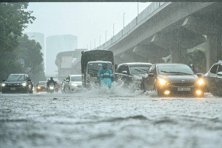 Miền Bắc hứng đợt mưa lớn, chấm dứt đợt nắng nóng kéo dài