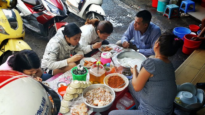 Cơm bụi sinh viên: Tiện lợi nhưng đánh đổi bằng sức khỏe