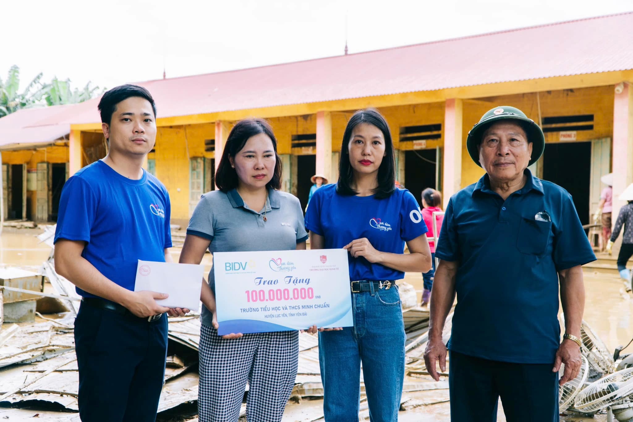 Mang thương yêu đến học trò vùng lũ Yên Bái