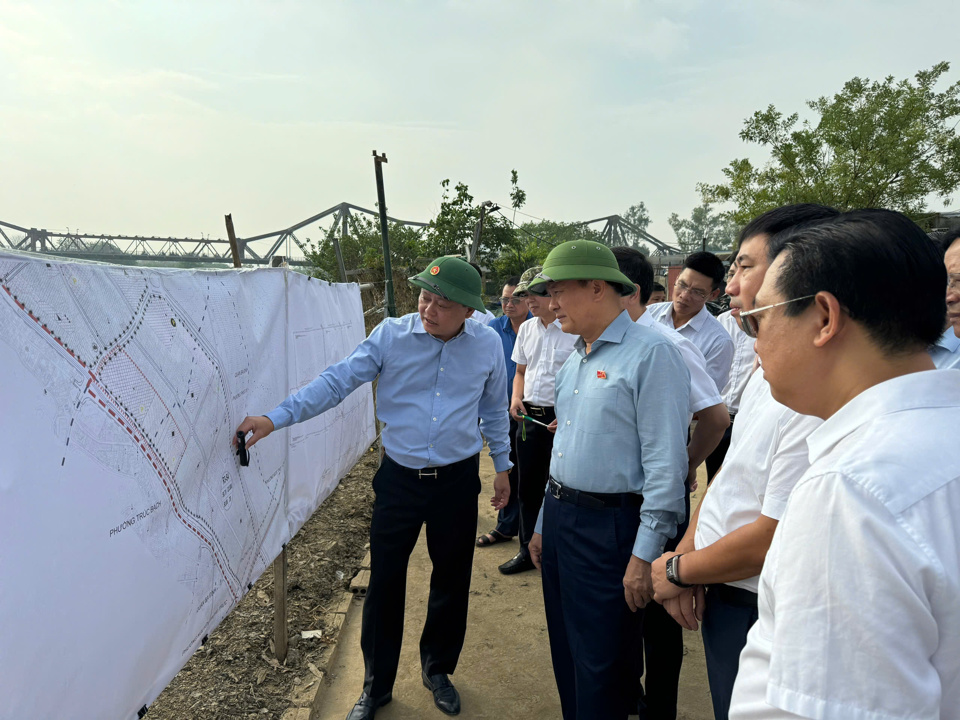 Thường trực HĐND TP giám sát quản lý đất khu vực bãi sông, ngoài đê tại quận Ba Đình: Kiên quyết không để phát sinh mới vi phạm trật tự xây dựng ven sông Hồng