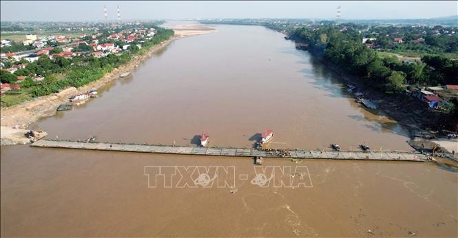 Vụ sập cầu Phong Châu: Lắp đặt lại cầu phao phục vụ người dân đi lại