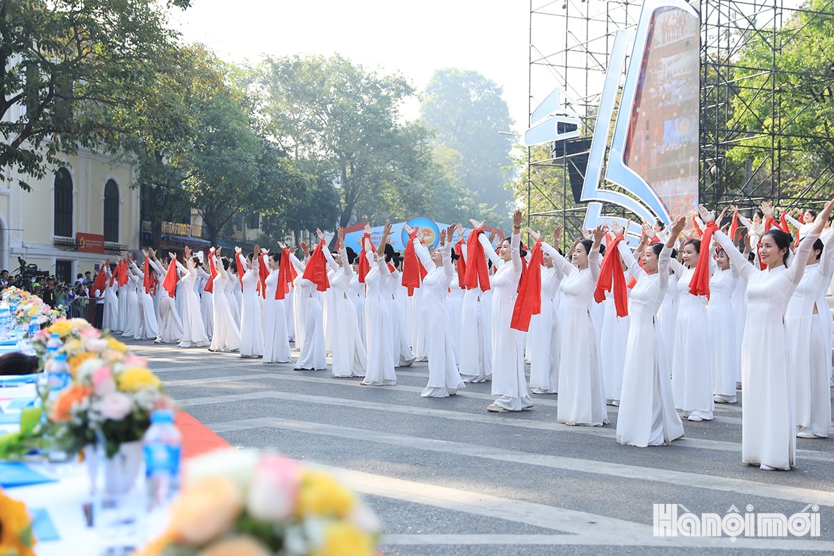 Ấn tượng màn diễu hành của 3.000 giáo viên, học sinh Thủ đô