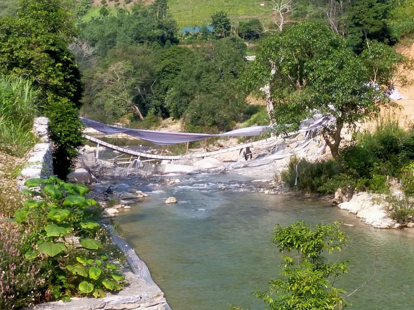 Sập cầu đang xây dựng ở Hà Giang