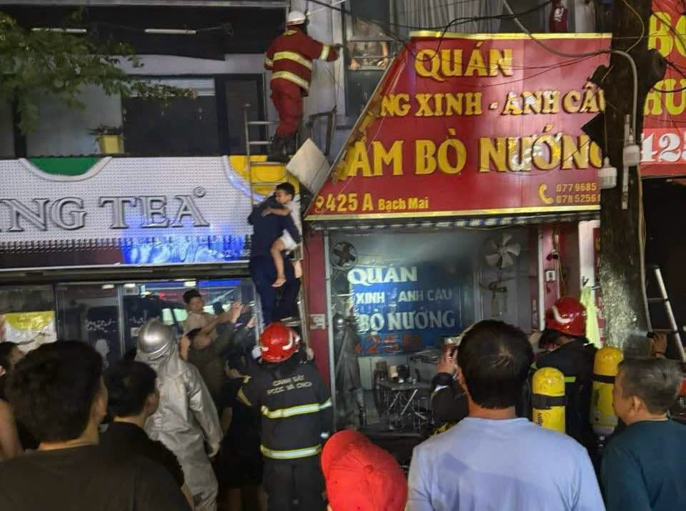 Cháy quán ăn trên phố Hồng Mai, cứu 3 người thoát nạn